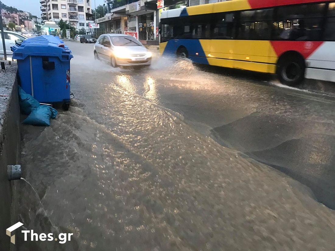 Νεάπολη αυτοκίνητο βροχή νερά καιρός