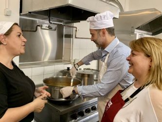 Θεσσαλονίκη: Χρέη μάγειρα για τους άστεγους έκανε ο Ζέρβας (ΦΩΤΟ)