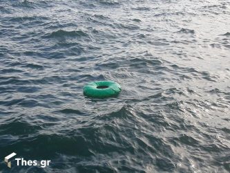 Θεσσαλονίκη: Σωσίβια, μπρατσάκια και… άλλα είδη στον Θερμαϊκό (ΦΩΤΟ)