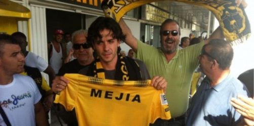 Απίθανο ελληνικό ποδόσφαιρο: Οταν οι φίλαθλοι αποθέωσαν έναν τουρίστα αντί για το νέο παίκτη (ΒΙΝΤΕΟ)