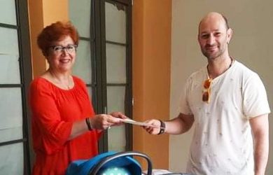 Νάουσα: Ο δήμος δώρισε παρκοκρέβατα σε πολίτες