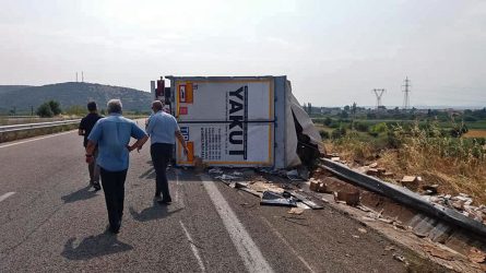 Χαλκιδική: Σύγκρουση φορτηγού σε προστατευτικές μπάρες στον κόμβο Ν. Μουδανιών