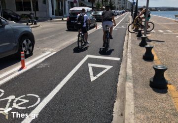 Θεσσαλονίκη: Μπήκαν και τα πασαλάκια στον ποδηλατόδρομο (ΦΩΤΟ)