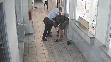 Επίθεση με τσεκούρι: Συγκλονιστικό βίντεο μέσα από την εφορία της Κοζάνης