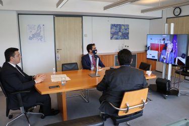 Με τον Επίτροπο Οικονομίας της ΕΕ συζήτησε ο Τζιτζικώστας