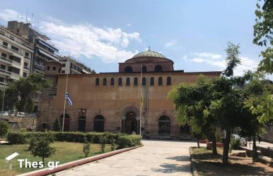 «Έρως-ήρως» στο προαύλιο του ναού της Αγίας Σοφίας στην Θεσσαλονίκη