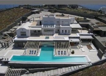 Σε πλειστηριασμό η βίλα του Λάκη Γαβαλά στη Μύκονο