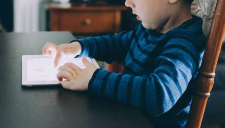 Παιδιά: Πόση ώρα περνούν με τα gadget