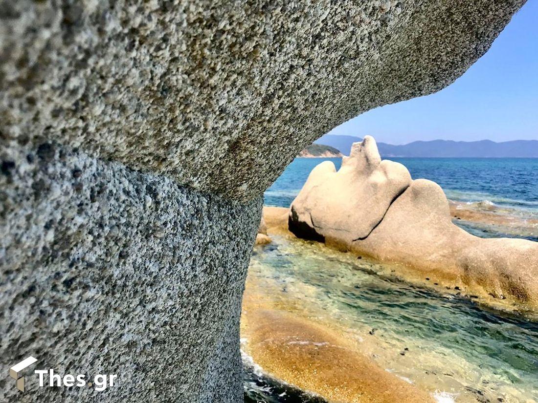 η παραλία στη Χαλκιδική με τους βράχους Κακούδια