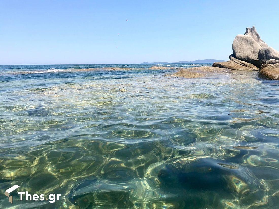 η παραλία στη Χαλκιδική με τους βράχους Κακούδια