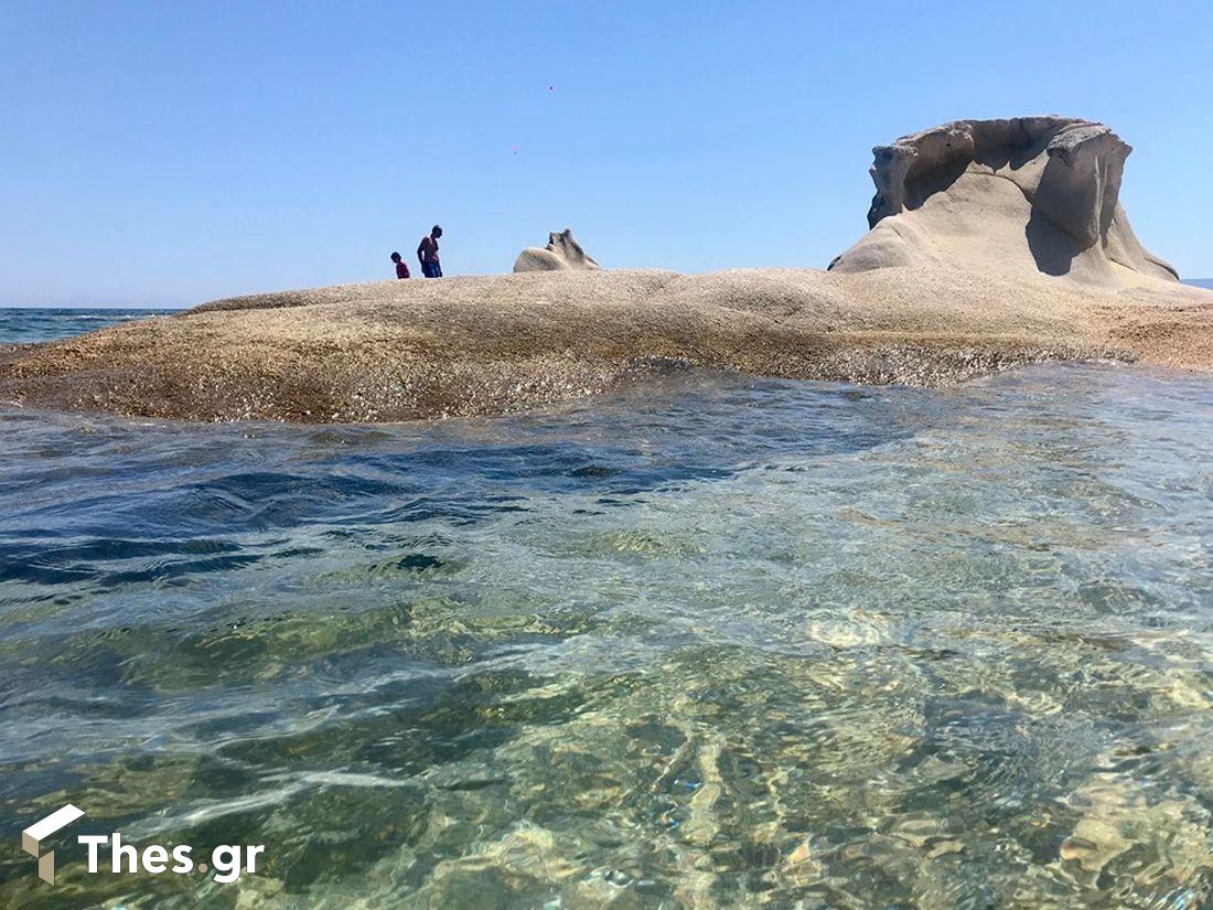 η παραλία στη Χαλκιδική με τους βράχους Κακούδια