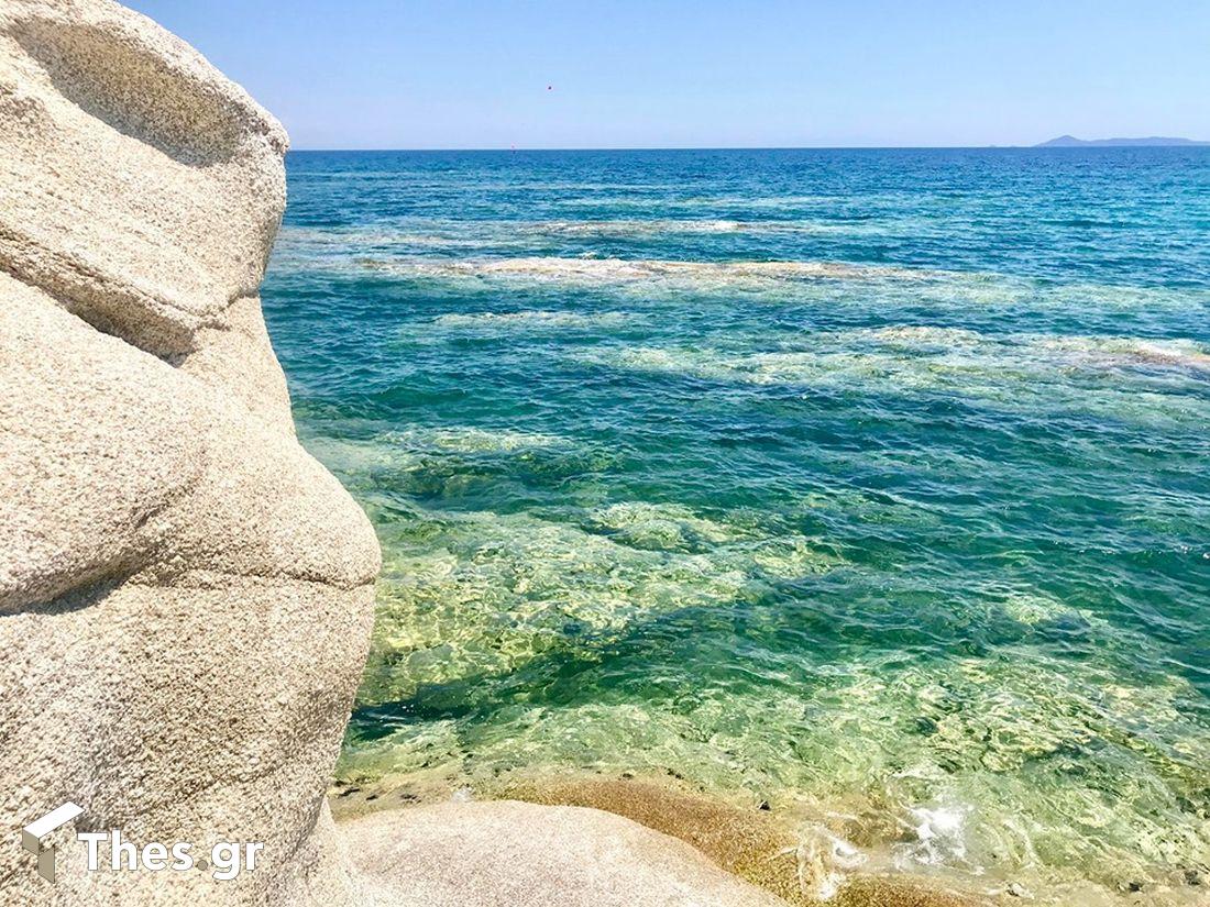 η παραλία στη Χαλκιδική με τους βράχους Κακούδια