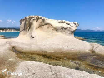 Η παραλία στη Χαλκιδική με τους… βυθισμένους βράχους και τη χρυσή άμμο (ΒΙΝΤΕΟ & ΦΩΤΟ)