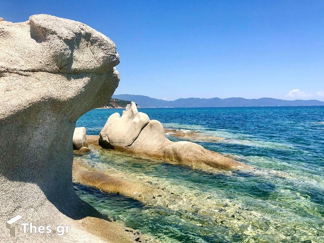 η παραλία στη Χαλκιδική με τους βράχους Κακούδια