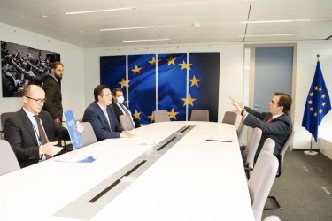 Τα είπανε Τζιτζικώστας – Σχοινάς στις Βρυξέλλες (ΦΩΤΟ)