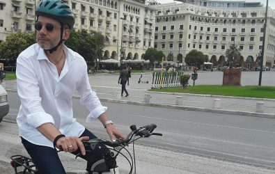 Θεσσαλονίκη: Με ποδήλατο επιθεώρησε τα έργα στην παραλιακή ο Ζέρβας