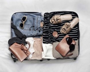 Πέντε ρούχα και αξεσουάρ που πρέπει να έχει η βαλίτσα σου στις διακοπές