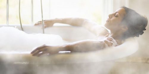 Πόσο καλό κάνει το ζεστό μπάνιο στην καρδιά