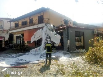 Σέρρες: Πτώση μονοκινητήριου αεροπλάνου σε σπίτι