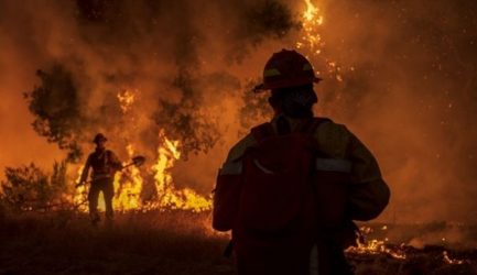 Πρωτοφανείς πυρκαγιές στην Καλιφόρνια – Κάτοικοι εγκαταλείπουν σπίτια