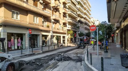 Συνεχίζονται οι ασφαλτοστρώσεις στην Μητροπόλεως – Παρών και ο Ζέρβας (ΦΩΤΟ)