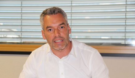 Καρλ Νεχάμερ: «Τα σύνορα της Ελλάδας είναι και σύνορα της Αυστρίας»