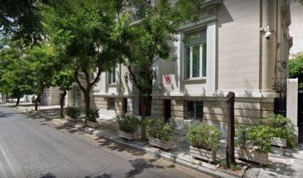 Αθήνα: Επίθεση με μπογιές και τρικάκια στην τουρκική πρεσβεία
