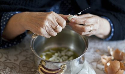 Τρίκαλα: Πρόστιμο σε 76χρονη και 81χρονη που βοηθούσαν στην ταβέρνα των παιδιών τους!