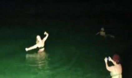 Kαβάλα: Χόρεψε ζεϊμπέκικο στη θάλασσα λόγω των μέτρων για τον κορονοϊό (ΒΙΝΤΕΟ)