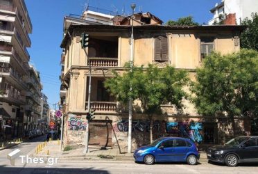 Θεσσαλονίκη: Κτίριο “κίνδυνος” για περαστικούς και αυτοκίνητα (ΒΙΝΤΕΟ & ΦΩΤΟ)
