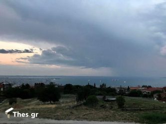 Θεσσαλονίκη: Εντυπωσιακές εικόνες στο Θερμαϊκό από την καταιγίδα (ΒΙΝΤΕΟ & ΦΩΤΟ)