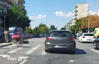 Θεσσαλονίκη: Μηχανάκι συγκρούστηκε με φορτηγό – Ενας τραυματίας