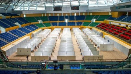 Βιετνάμ: Γήπεδο μετατρέπεται σε νοσοκομείο για τον κορονοϊό