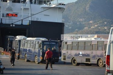 Κλούβες των ΜΑΤ έφτασαν στη Λέσβο (ΦΩΤΟ)