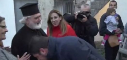 “Ο Χαρδαλιάς φίλησε το χέρι μου” λέει ο ιερέας από τη Οξυά