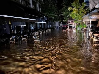 «Ιανός» – Καρδίτσα: Οδηγός ανέβηκε στην οροφή του αυτοκινήτου του για να γλυτώσει! (ΦΩΤΟ)