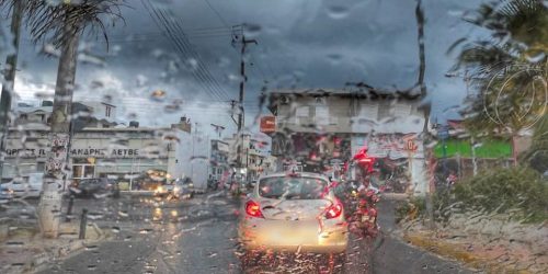 Ο Ιανός “σφυροκοπά” την Κρήτη – Κλείνουν γέφυρες, πλημμύρισαν καταστήματα