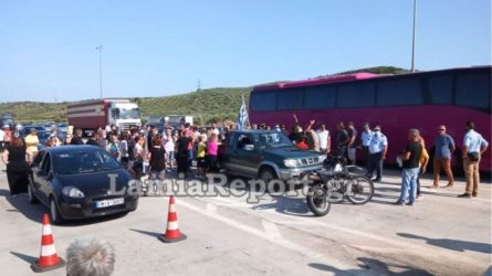 Κάτοικοι εναντίων μεταναστών στα Καμένα Βούρλα – Τι καταγγέλλει ο Ν. Μηταράκης