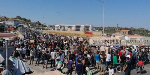 Λέσβος: Επεισόδια, φωτιές και πετροπόλεμος μεταξύ μεταναστών και ΜΑΤ (ΒΙΝΤΕΟ)