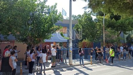Σε δημοτικό σχολείο των Αγίων Αναργύρων για τον αγιασμό ο πρωθυπουργός