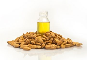 7 τρόποι για να χρησιμοποιήσετε το αμυγδαλέλαιο στην περιποίησή σας