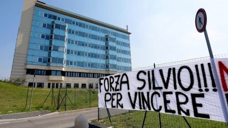 Παραμένει κρίσιμη η κατάσταση της υγείας του Σιλβιο Μπερλουσκόνι