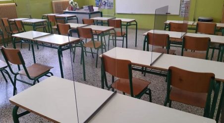 Πλεξιγκλάς στα θρανία δημοτικού σχολείου στην Θεσσαλονίκη (ΦΩΤΟ)