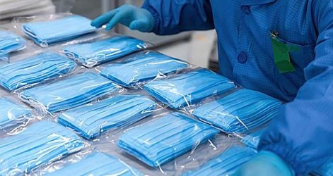 CDC: “Οι πλήρως εμβολιασμένοι δε χρειάζεται να φορούν μάσκα στα περισσότερα μέρη”