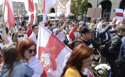 Κορονοϊός: Διαδήλωση κατά των μασκών και του εμβολιασμού στην Πολωνία