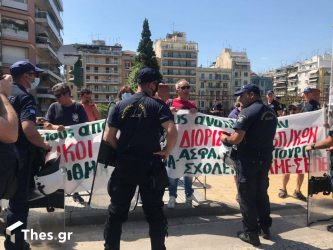 Παράσταση διαμαρτυρίας των εκπαιδευτικών στο ΥΜΑΘ (ΦΩΤΟ)