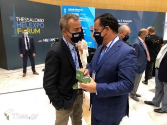 Μάσκα και μανικετόκουμπα με το σήμα του Δήμου Θεσσαλονίκης δώρισε ο Ζέρβας στον Γεωργιάδη (ΦΩΤΟ)