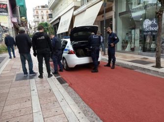 Αγρίνιο: Ανδρας μαχαίρωσε δύο γυναίκες στο κέντρο της πόλης – Η μία ήταν 16 ετών