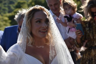 Γάμος Ζουγανέλη – Δημητρίου: Εντυπωσιακό το νυφικό της καλλιτέχνιδας (ΦΩΤΟ)