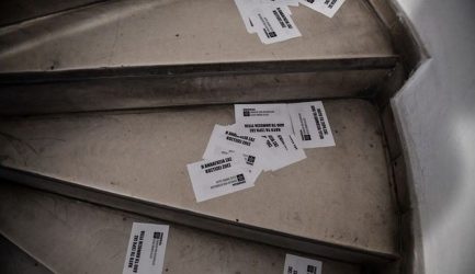 Παρέμβαση του Ρουβίκωνα στα γραφεία της Ελένης Γιαμαρέλλου